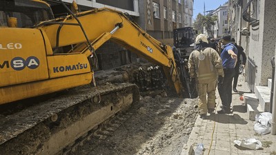 Bayrampaşa'da Yol Çöktü, 1 Kişi Mahsur Kaldı