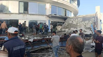 Antalya'da İnşaat Halindeki Otelin Balkonu Çöktü, İşçiler Canını Zor Kurtardı