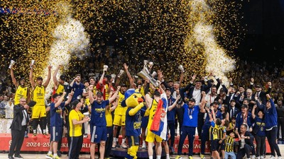 Fenerbahçeli İsimden Kupayla Çıplak Poz