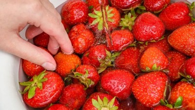 Çilekteki Pestisiti Temizlemek Bu Kadar Kolaymış! Ne Tuz Ne de Sirke, Anında Temizliyor