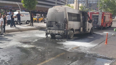 Diyarbakır'da Şehir İçi Minibüs Küle Döndü