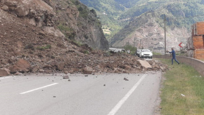 Gümüşhane’de Heyelan! Ulaşımı Durma Noktasına Getirdi.