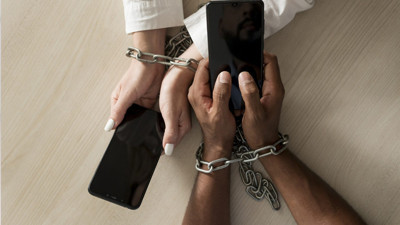 Dünya Bu Telefonu Konuşuyor: Yapabildikleri Şoke Etti! Devlet Herkesin Her Adımını İzliyor