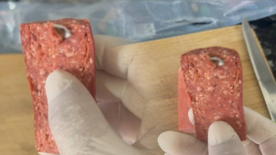 Keserken Bıçağına Takıldı... Görenler Şoke Oldu! Sucuğun İçinden Çıkan Mide Bulandırdı