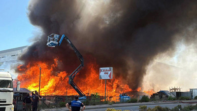 Kocaeli'de Palet Fabrikasında Büyük Yangın! İtfaiye Eri Hastaneye Kaldırıldı