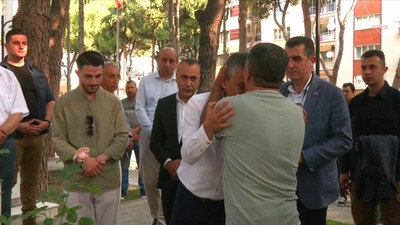 Cenazesinde Protesto Edilmişti: Şehit Babası Özgür Özel’i Alnından Öptü