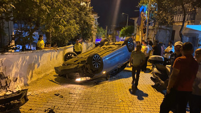 Kontrolden Çıkan Otomobil Eve Çarpıp Takla Attı: 2 Yaralı