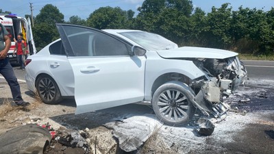 Sakarya’da Otomobil Refüje Çarptı, Alev Aldı: 2 Hafif Yaralı