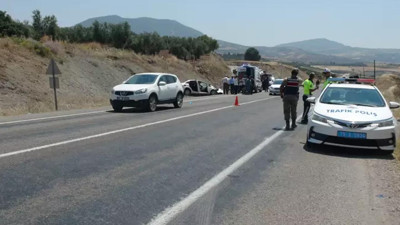 Kilis'te İki Otomobil Çarpıştı! 8 Kişi Yaralandı