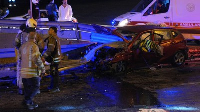 Otomobil Bariyerlere Ok Gibi Saplandı