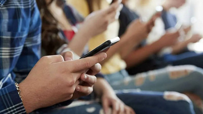 O Ülkede Liselerde Cep Telefonu Yasaklandı