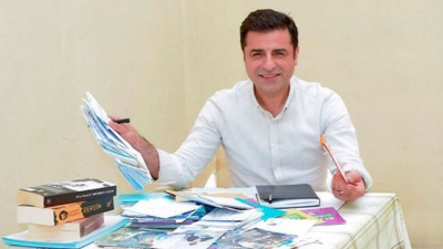 Selahattin Demirtaş'tan Tutuklu Belediye Başkanları İçin Çağrı: Tahliyeler Sağlanmalı