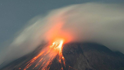 Endonezya'da Acil Durum! Yanardağ Patladı, Uçak Seferleri İptal