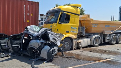 TEM Otoyolu'nda Feci Kaza: Otomobil, Tır ile Hafriyat Kamyonu Arasında Sıkıştı