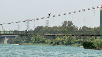 Kavurucu Sıcakta Tehlikeli Hareketler: Köprünün Halatlarına Tırmanıp Suya Atladılar!