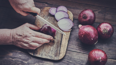 Soğan Doğrarken Gözlerimiz Neden Yaşarır? İşte Bilimsel Nedeni ve Çözüm Yolları
