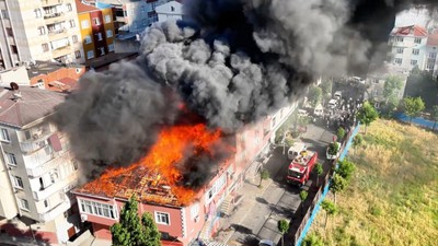 İstanbul Bağcılar'da Yangın Paniği! Alevler Yan Binayı Sardı