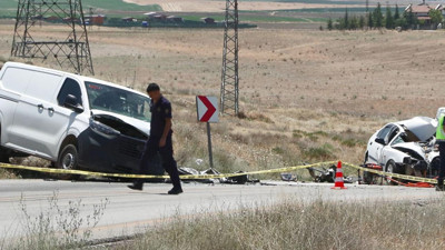 Ankara'da Hafif Ticari Araçla Otomobil Çarpıştı: 1 Ölü, 1 Yaralı