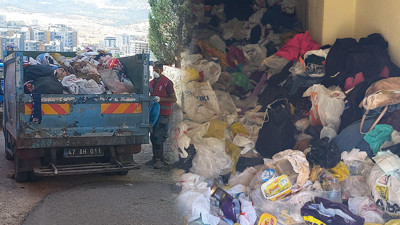 Bir 'Çöp Ev' Vakası Daha! Kötü Koku Mahalleyi Ayağa Kaldırdı, Mikrop Yuvasından Çıkanlar Şoke Etti