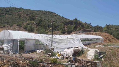 Kumluca’da Aniden Başlayan Hortum Seralara Zarar Verdi