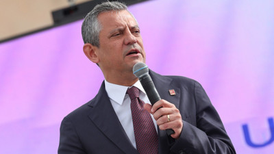 Özgür Özel'in 'Mücadele' Mesajı Ayakta Alkışlandı: 'Asla Vazgeçmeyeceğiz'