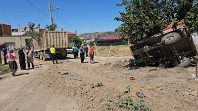 Freni Boşalan Kamyon, Evin Bahçe Duvarına Çarptı