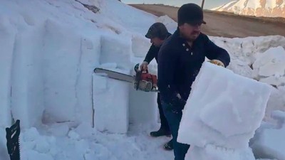 İki Dağın Arasından Kesiliyor, Güneş Yüzü Görmüyor: 3 Bin Metreden Çuvalla Taşınıyor, Bardakta Satılıyor