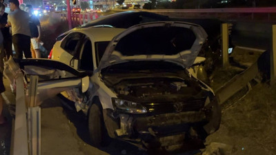 Beylikdüzü'nde Makas Dehşeti! Otomobiller Yol Ayrımına Uçtu