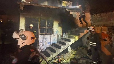 Babasının Evini Ateşe Verdi, Mahalleli Linç Etmek İstedi