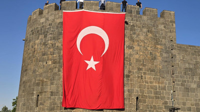 Diyarbakır Surlarına Türk Bayrakları Asıldı