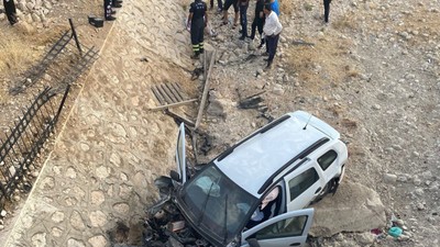 Adıyaman'da Otomobil Şarampole Devrildi