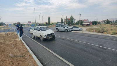 Isparta Şarkikaraağaç’ta Kavşakta Kaza: 3 Yaralı