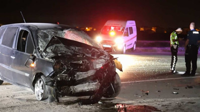 Duvara Çarpıp Yola Savrulan Otomobilin Sürücüsü Kurtarılamadı