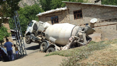 Hakkari'de Beton Mikseri Ahırın Üzerine Yan Yattı