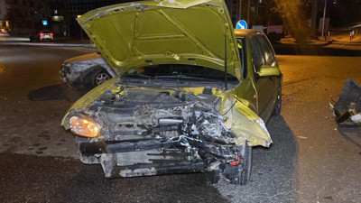 Kavşakta İki Otomobil Çarpıştı,4 Yaralı