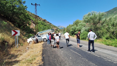 Tunceli’de Otomobil ile Kamyonet Çarpıştı: 3 Yaralı