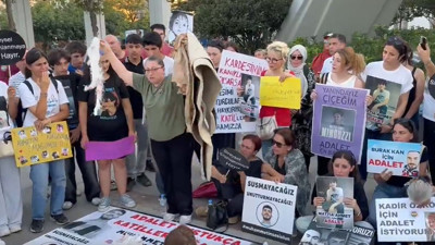 Mattia Ahmet Minguzzi’nin Annesinin Adalet Nöbetinde Yürek Yakan Görüntü: Kızının Denize Atıldığı Halıyla Geldi