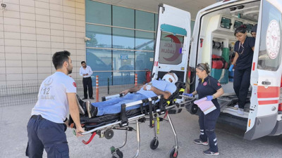 İnegöl'de Minibüs Bariyerlere Çarptı