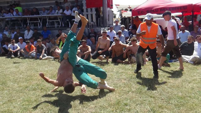 Pehlivan Rakibini Karıştırdı, Er Meydanı Kahkahaya Boğuldu