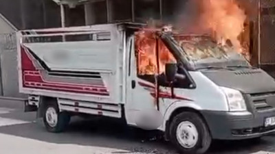 Adana’da Park Halindeki İki Araç Alev Aldı