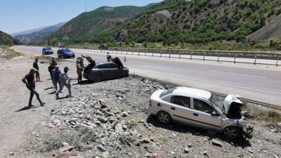 Otomobil, Park Halindeki Araca Çarptı! 1'i Bebek 3 Kişi Yaralandı