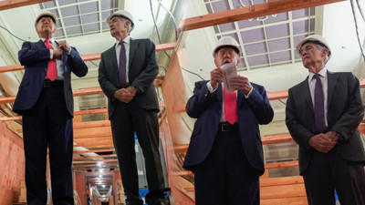 Kameralar Önünde Şoke Eden Anlar! Trump, Fed Binasını Bastı, Başkan ile Birbirine Girdi