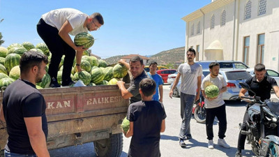 12 Ton Karpuz Satın Aldı, Ücretsiz Dağıttı
