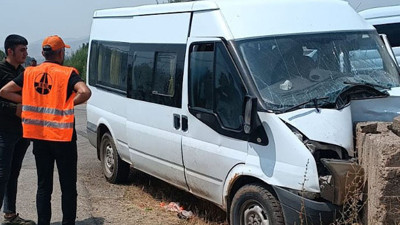 Hakkari Yüksekova’da Minibüs Kazası: 4 Yaralı