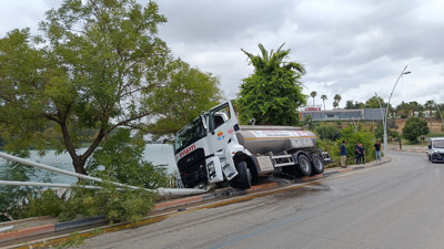 Adana’da İtfaiye Tankeri Kaza Yaptı: Ağaç ve Elektrik Direği Devrildi