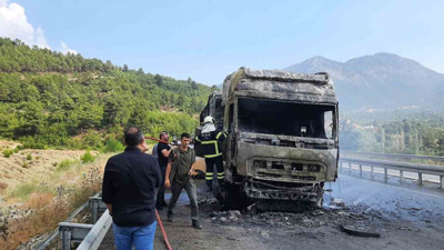 Burdur’da Seyir Halindeki Tır Yanarak Hurdaya Döndü