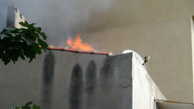 Çanakkale’de Çatı Yangını: Kedi Polis Tarafından Kurtarıldı