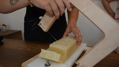 Doğadan Toplayıp Doğallığa Dönüştürüyorlar, 150 Liradan Satıyorlar! Faydası Saymakla Bitmiyor