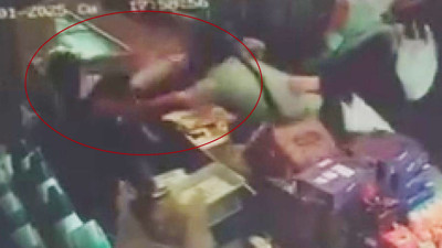 Evde, Sokakta, Markette, Her Yerde Kadına Şiddet! Erkek Müşteriden Kasiyere Yumruklu Saldırı