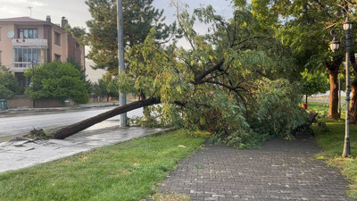 Erzincan’ı Fırtına Vurdu: Çatılar Uçtu, Sokaklar Göle Döndü